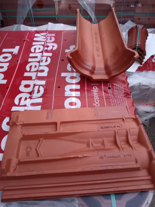 Vand tigla ceramica si coame ceramice noi,in palet.