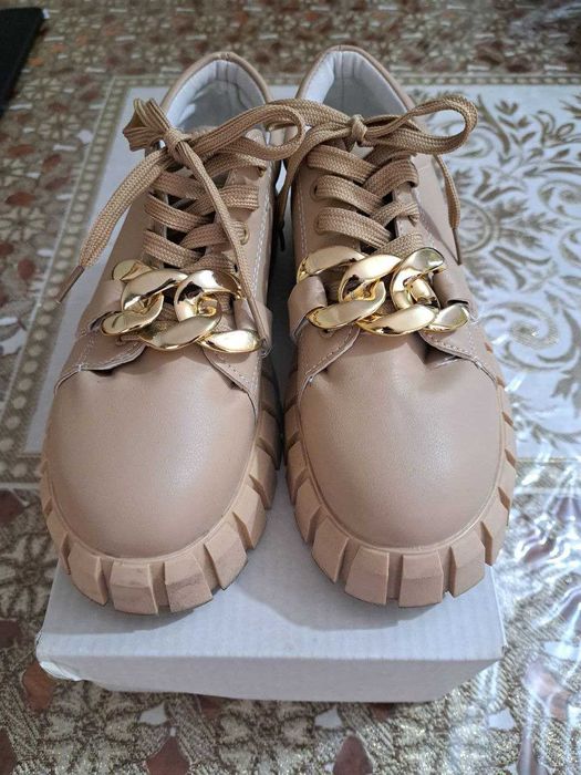 Ayollar oyoq kiyimi sotiladi.