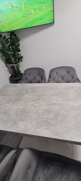 4 scaune catifea gri ( ca si noi) + masa (Moemax)