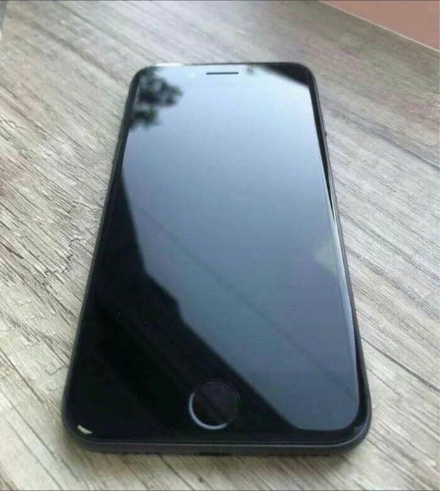 Продам айфон 8+ срочно