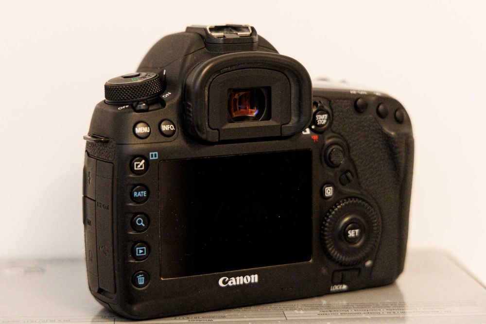Canon EOS 5D Mark IV +  ACCESORII