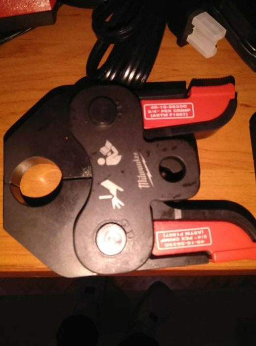 Машина за прес фитинг