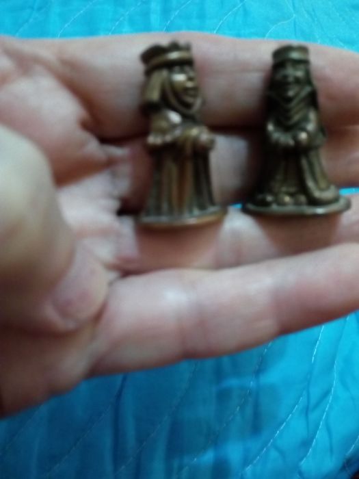 Статуэтки и лягушка