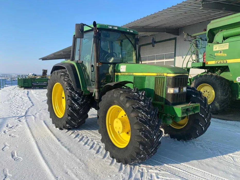 John Deere 6910S