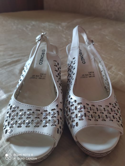 Женские босоножки