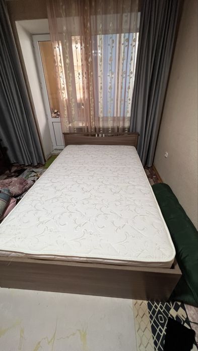 Кровать с матрасам