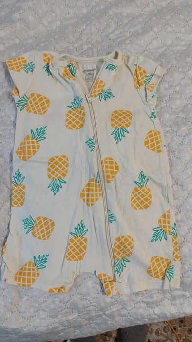 Haine pentru băiat  am 5 cutii până la 1 an cu tot ce trebuie