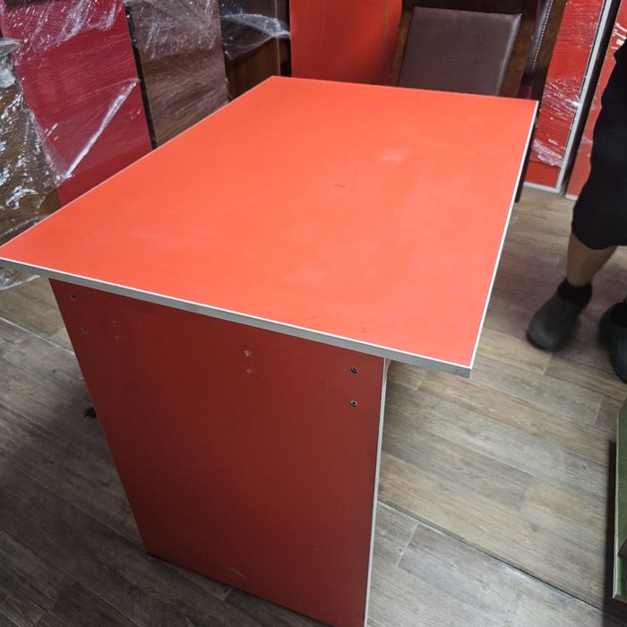 Шкаф для вещей, стол фоисны и тумба