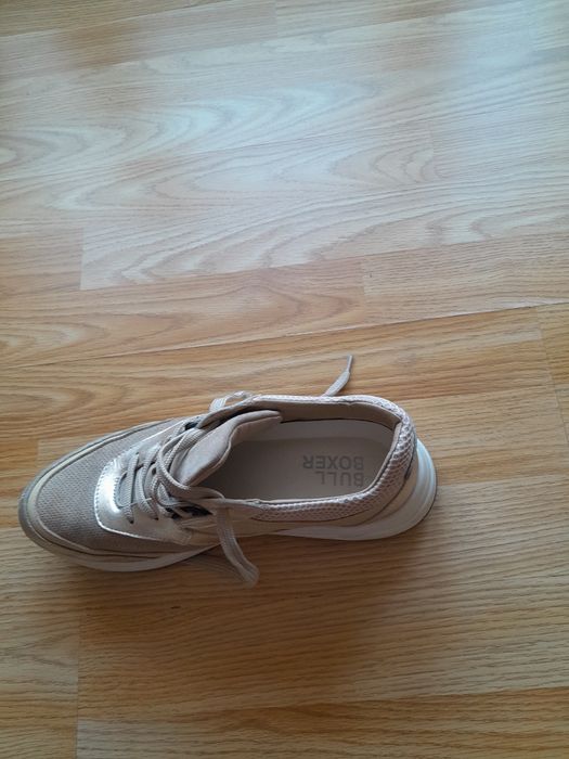 Продавам маратонки