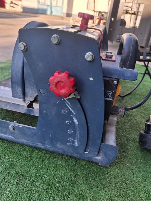 Машина с водно рязане за плочки и камък