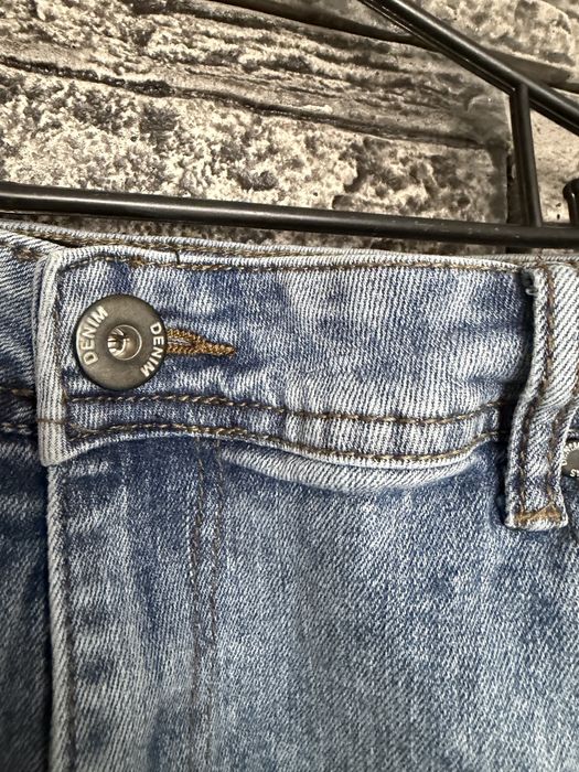 Светлосини дънкови къси панталони.