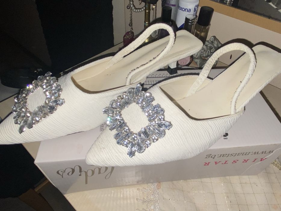 Ниски елегантни токчета чисто нови