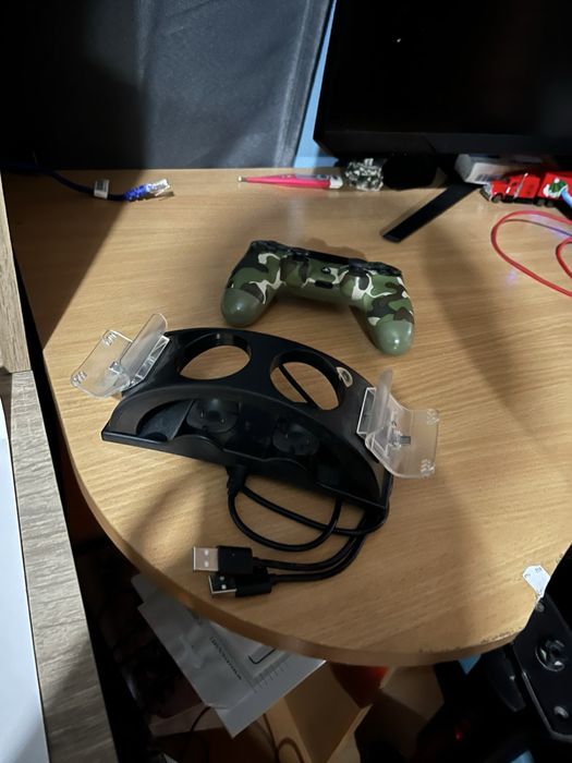 Продавам playstation 4 pro,,14 игри,Устройство за зареждане на джойстик,Джойстик за ps4 и кабел за джойстика.