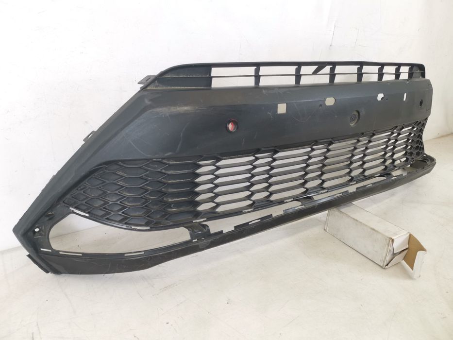 Тойота С-ХР / Toyota C-HR Оригинална предна решетка на бронята в добро