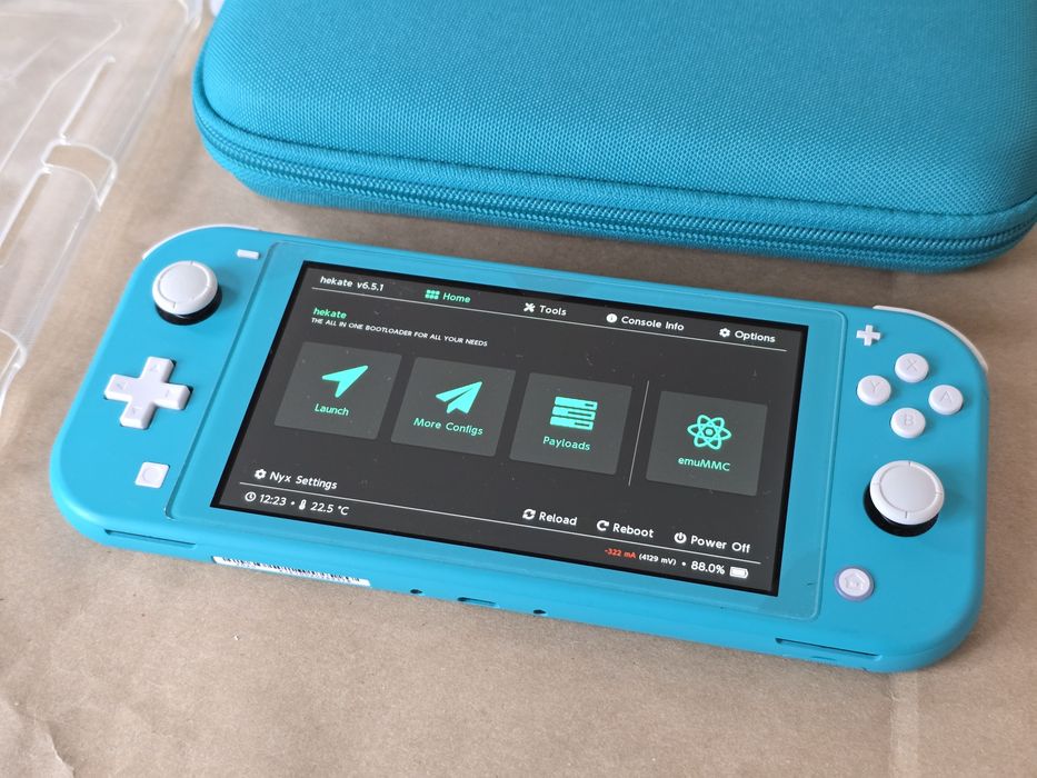 Nintendo Switch Lite Turquoise + 64гб карта памет + PicoFly