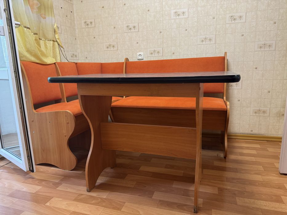 Кухонный уголок со столом