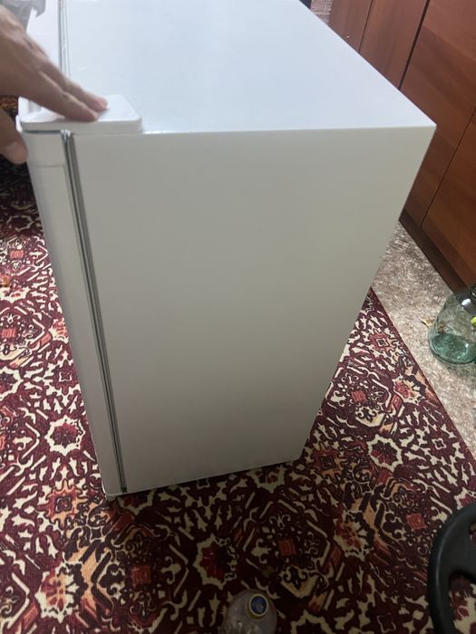 Продам мини холодильник с морозилкой