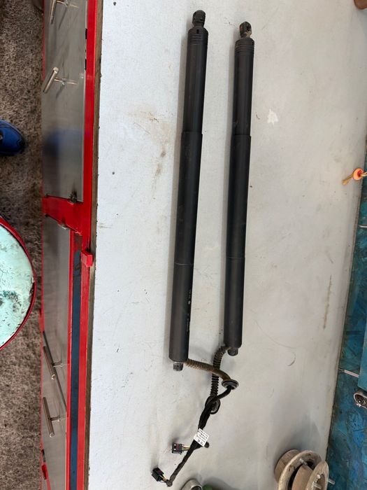 Ел амортисьори за багажник на Vaw Passat all track b8 2017г