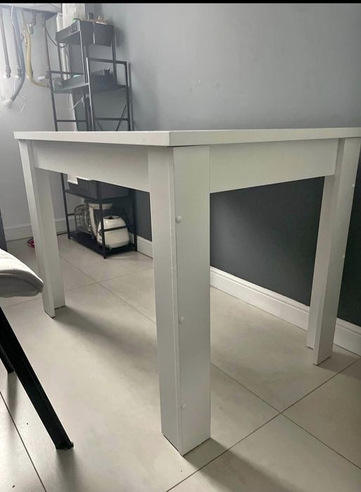 Vând masă alb mat 300 lei , ridicare din Chisoda 
Dimensiuni: lungime:
