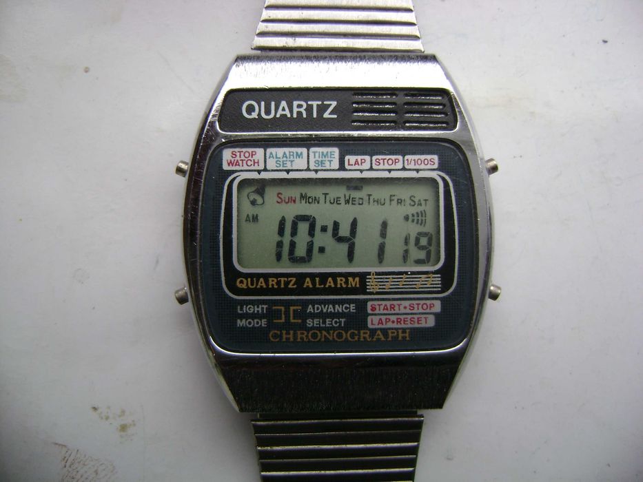 Продавам 5 броя ретро кварцови часовници Levis,Time Tronic,Quartz