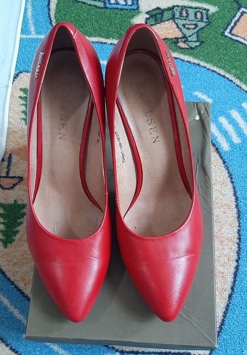 Туфли женские, красные и чёрные.