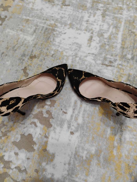 Vând pantofi stileto