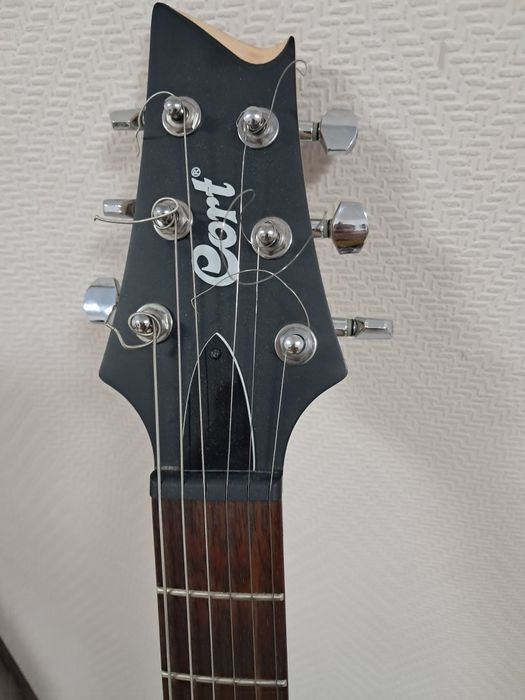 Электрогитара  продам или обменяю.