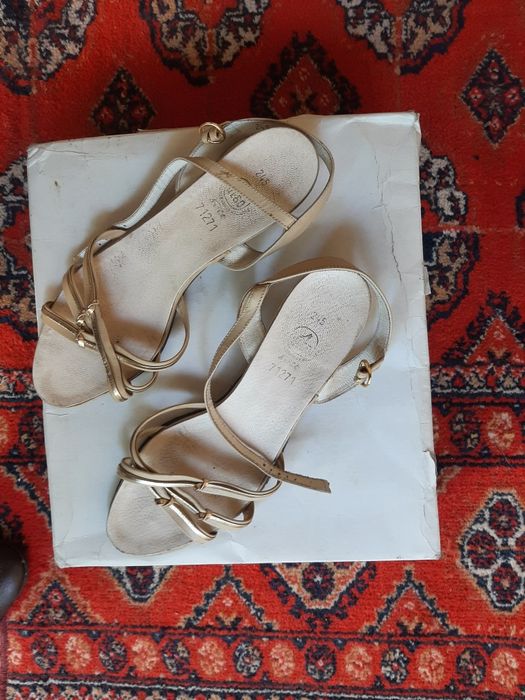 Oyoq kiyimlar sotiladi