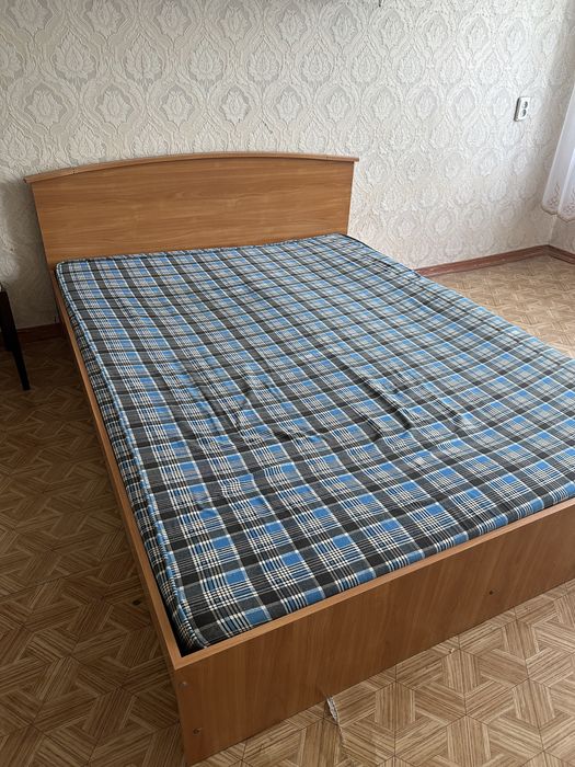 Двуспальная кровать с матрасом