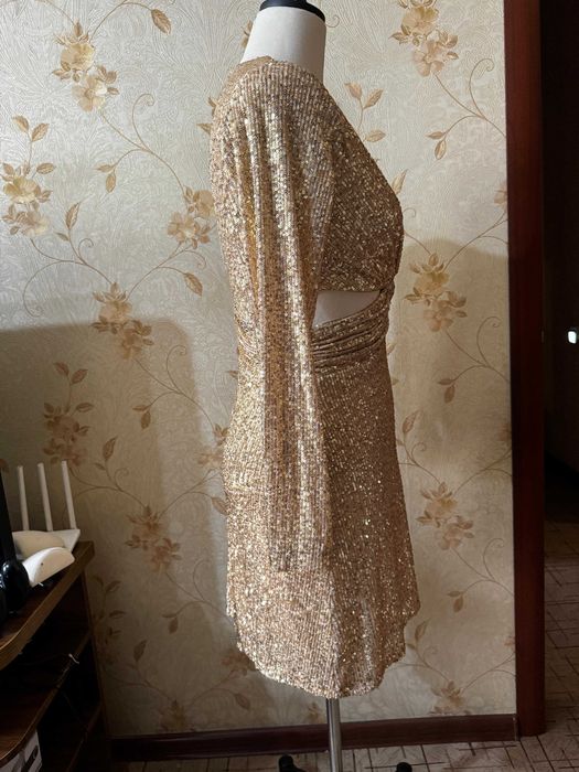 Продам платья и костюм