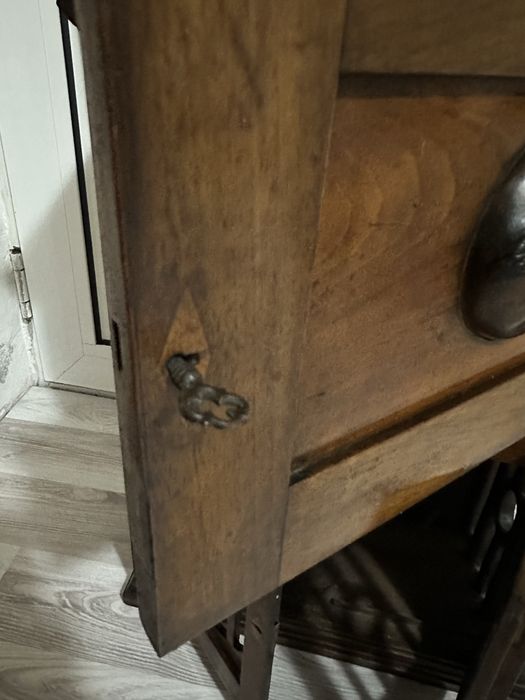 Старинен шкаф орех дърворезба