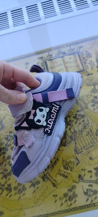 Продам кроссовки на девочку 27 р