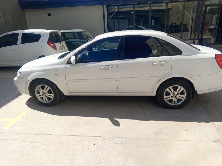 Ласетти 1.8 холати идиал зур яхши иккита жойида Петер бор газ.бензин .