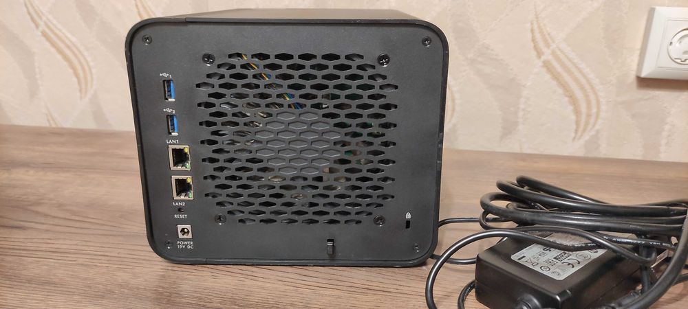 NAS устройство ZyXEL NAS542, за 4 диска, мрежов сторидж