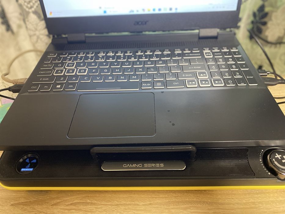Vând sau schimb laptop gaming Acer Nitro 5 AN515-58, un model foarte performant, ideal pentru gaming FHD pe detalii maxime sau editare video/rendering