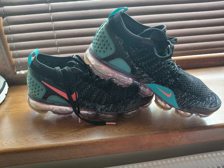 Бели сникърси и оранжеви обувки с ток Steve Madden маратонки Nike