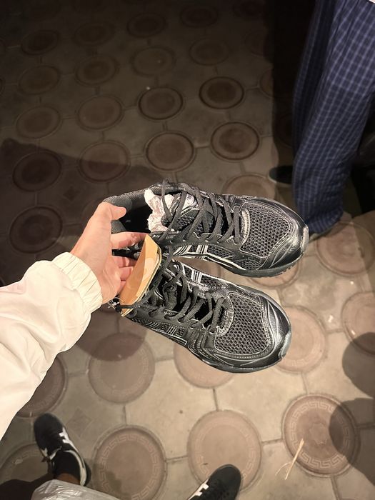 новые кроссовки asics