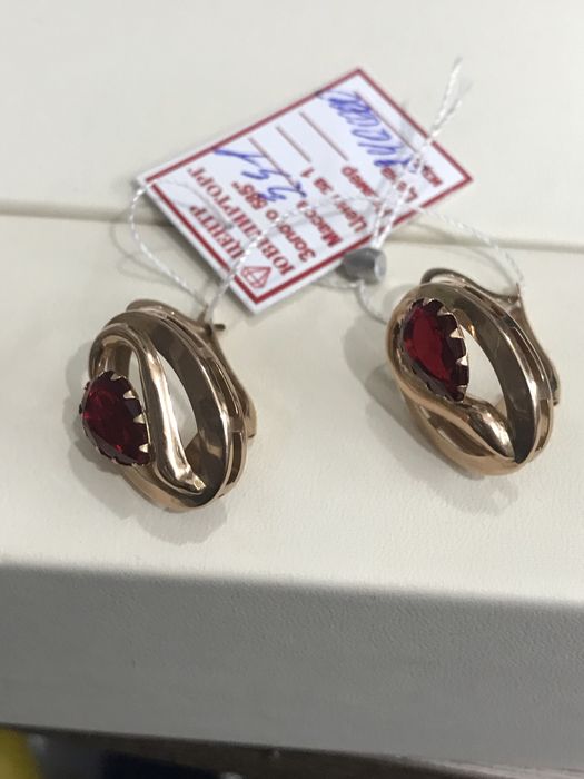 Золотые серьги.