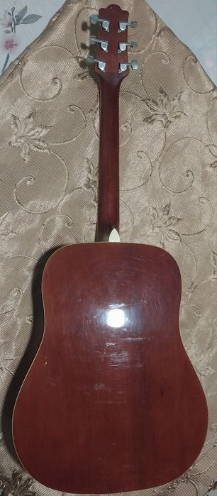 Продаю акустическую гитару