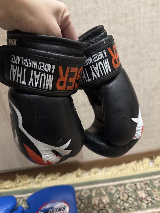 Боксерские перчатки и боксерский шлем