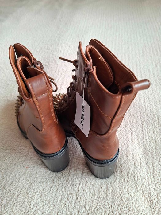 Боти с връзки и шипове.