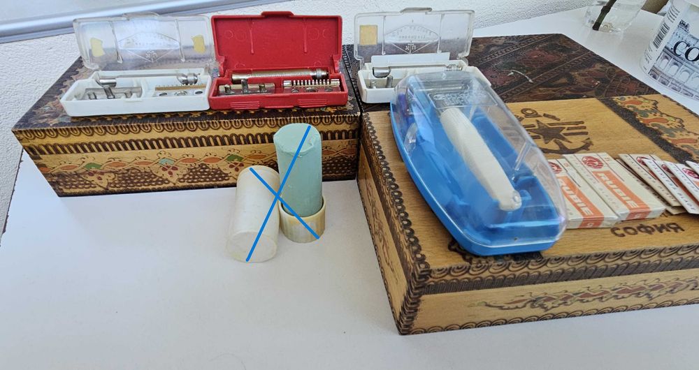 3 броя дървени кутии, самобръсначки  и ножчета за бръснене