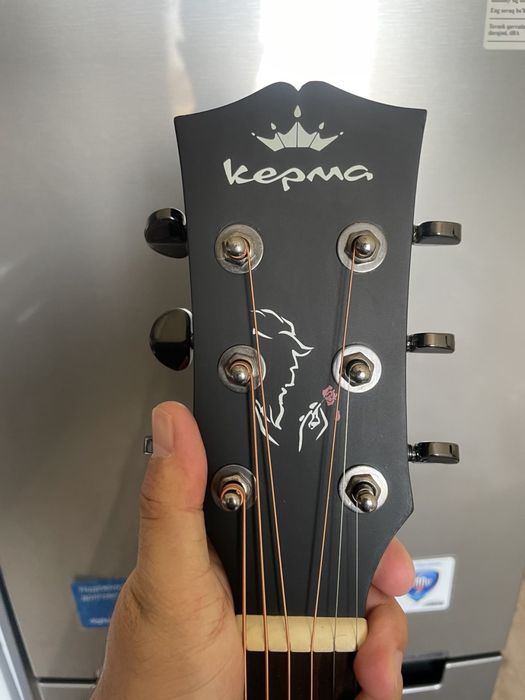 Yangi Gitara deyarli ishlatilmagan arzonga beraman pul kerak