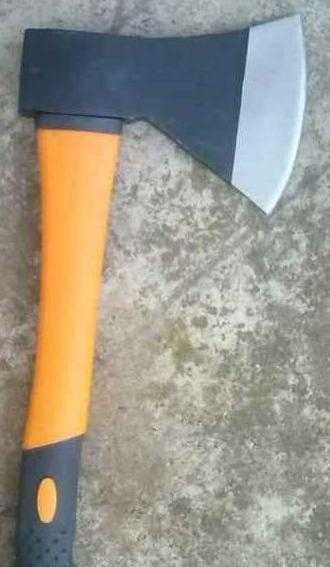 Брадви топори дърва