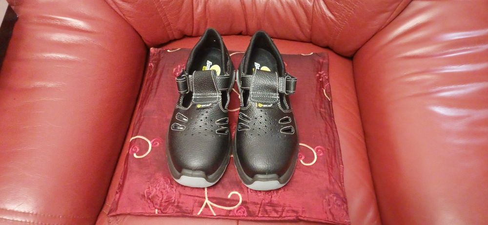 Pantofi(sandale)cu bombeu!Noi!