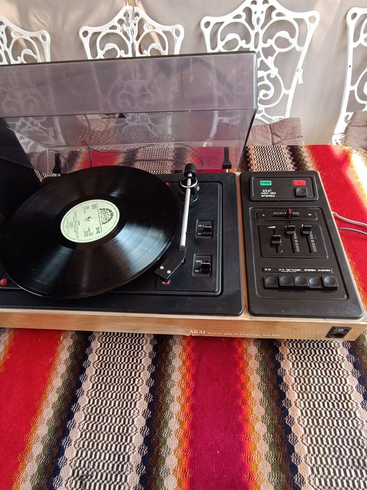 Pikup vechi fabricat de Akai și tesla