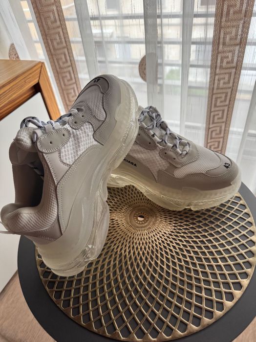 Vând adidași Balenciaga, mărimea 43, noi, nepurtati, fără cutie.  * Mărime: 43 * Stare: noi * Cutie: nu * Model: Balenciaga * Preț: negociabi