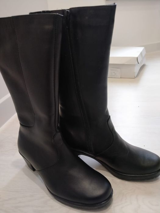 Продаются женские сапоги