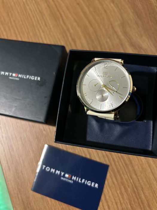 Vand ceas tommy hilfiger pentru femei
