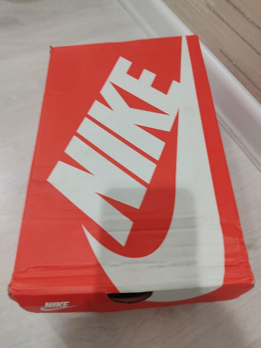 Продам кроссовки новые